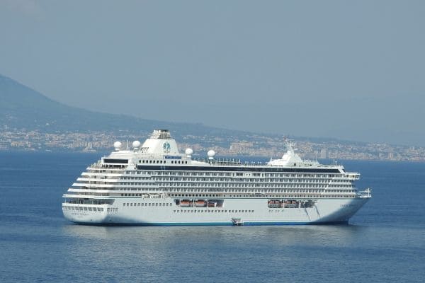 7 perks of luxury cruise travel 600x400 1 1