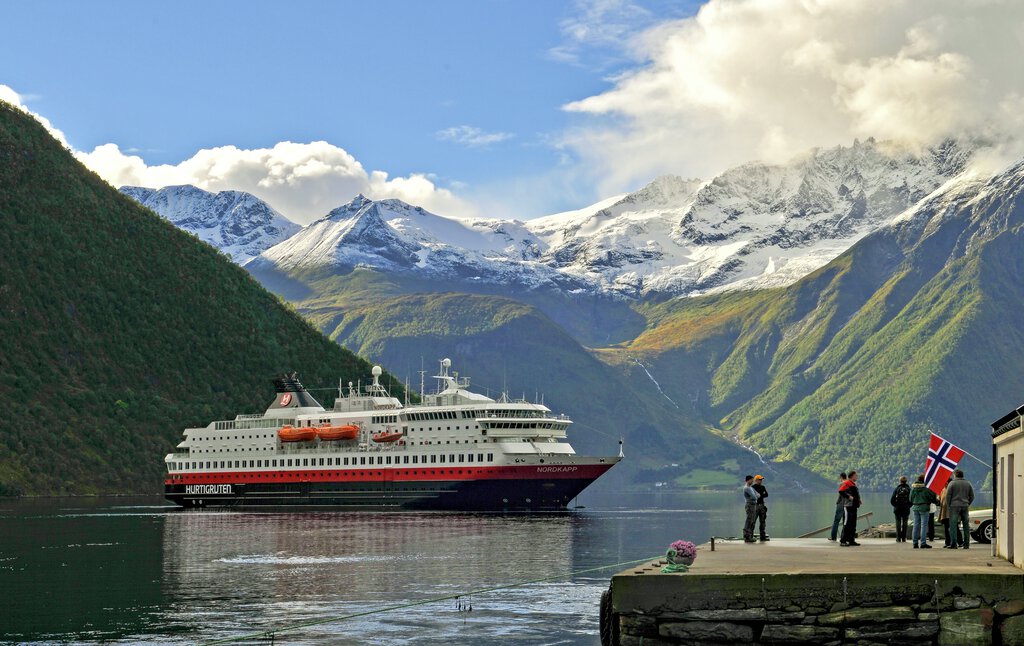 HX Hurtigruten Expeditions